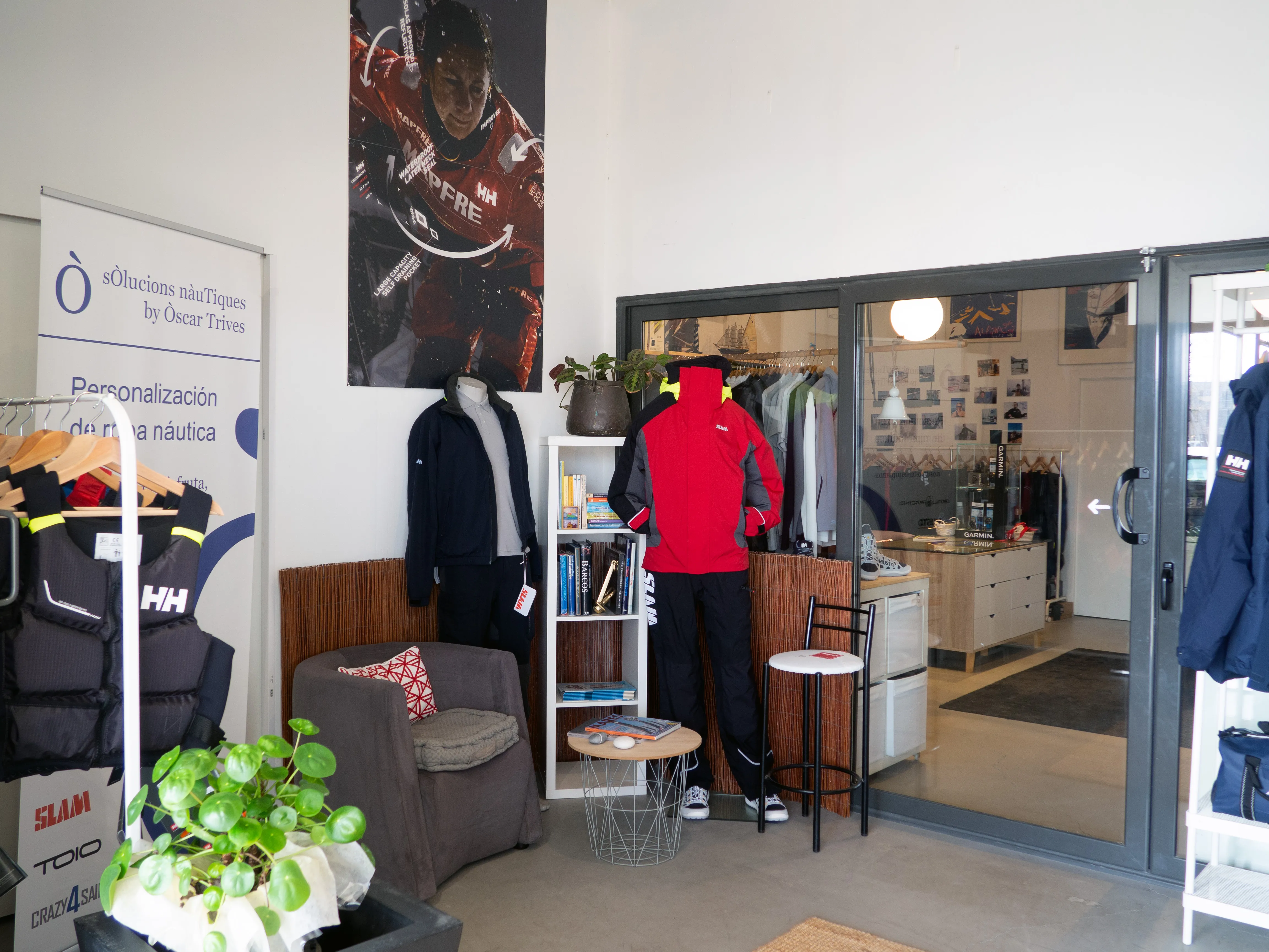 La zona d'emprovador del showroom, amb maniquins vestits i peces penjades.