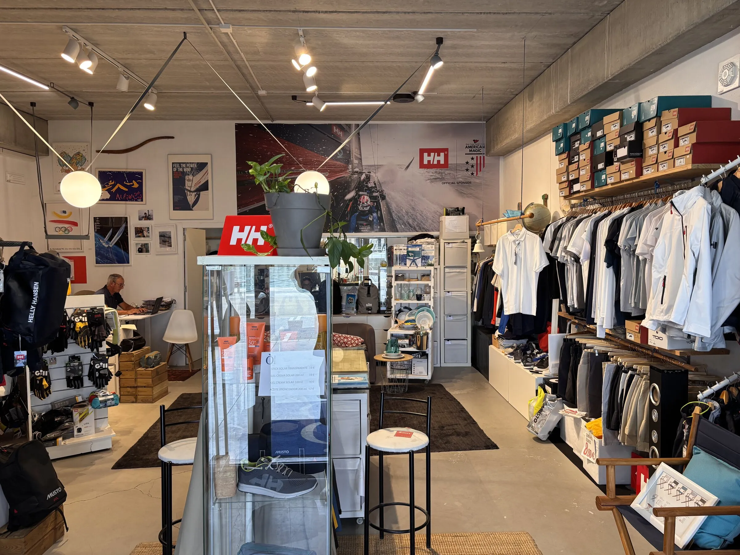 El showroom d'Òscar Trives al Port Marina Vela, amb la taula on es parlen els projectes.