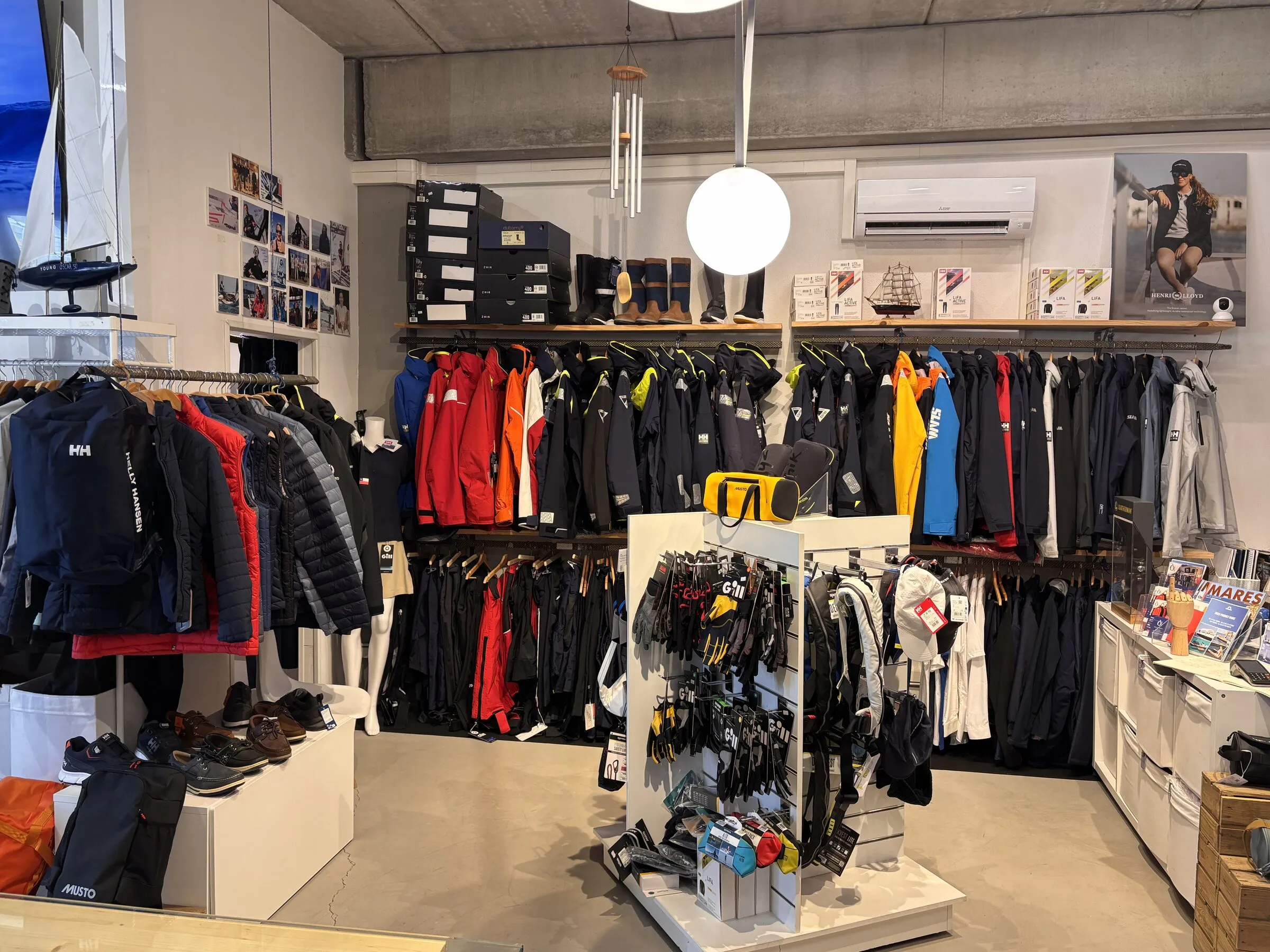 L'interior del showroom amb jaquetes tècniques penjades.