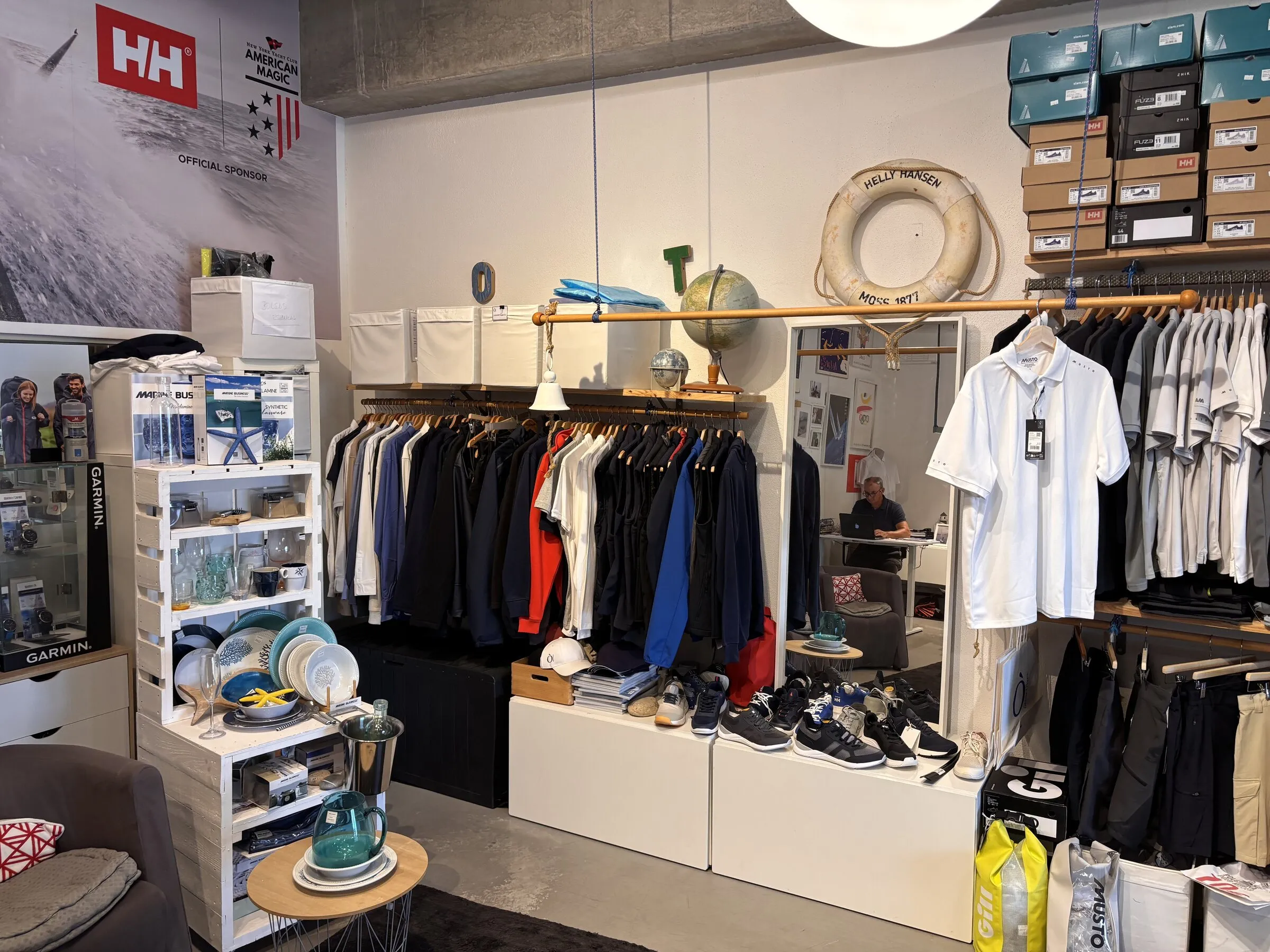 Racó del showroom amb roba de les marques.