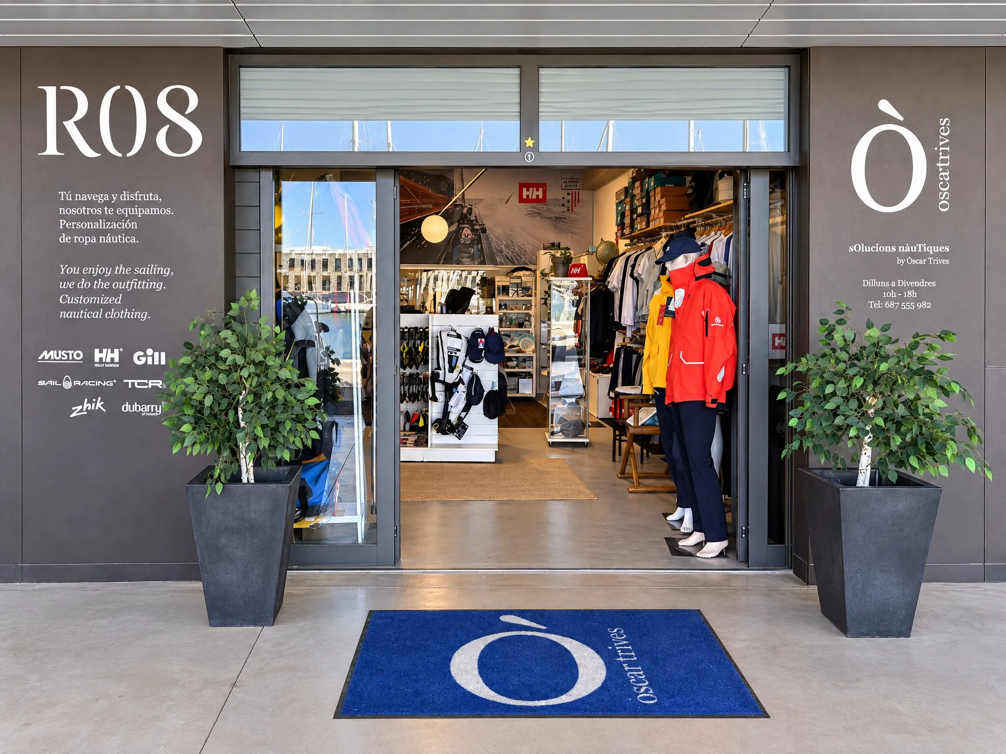 Entrada del showroom al Port Marina Vela.